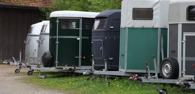 Geländewagen als Zugmaschine für Pferdeanhänger